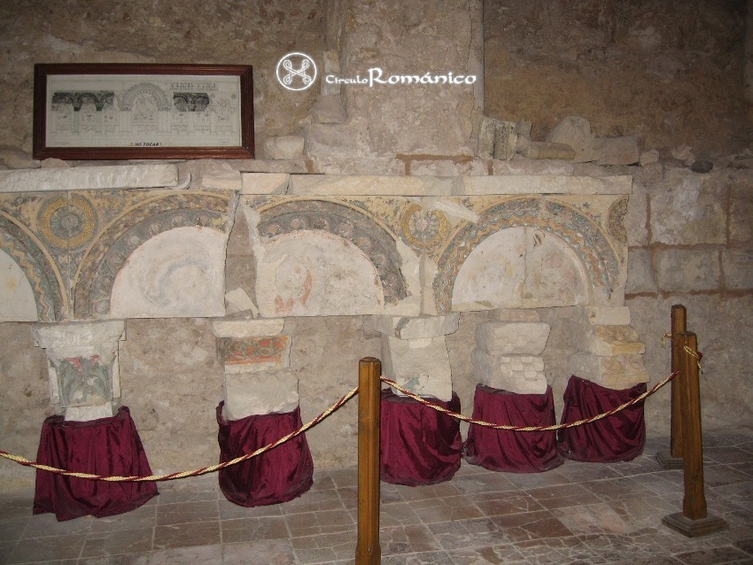 Oña. San Salvador. Friso con restos de una Última Cena