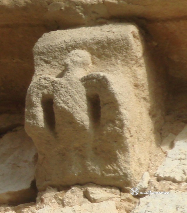 Paralacuesta. San Miguel Arcángel. Canecillo con ave de alas desplegadas