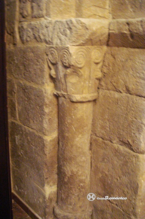 Paralacuesta. San Miguel Arcángel. Columna del lado oeste