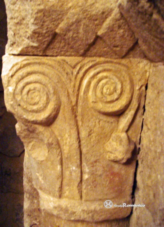 Paralacuesta. San Miguel Arcángel. Detalle del capitel con decoración esquemática