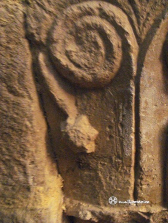 Paralacuesta. San Miguel Arcángel. Detalle de capitel vegetal