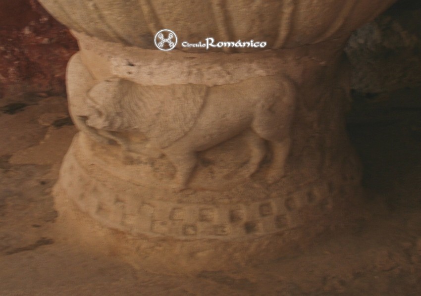 Piedra, La. Santa Maria. Detalle de los leones del pie