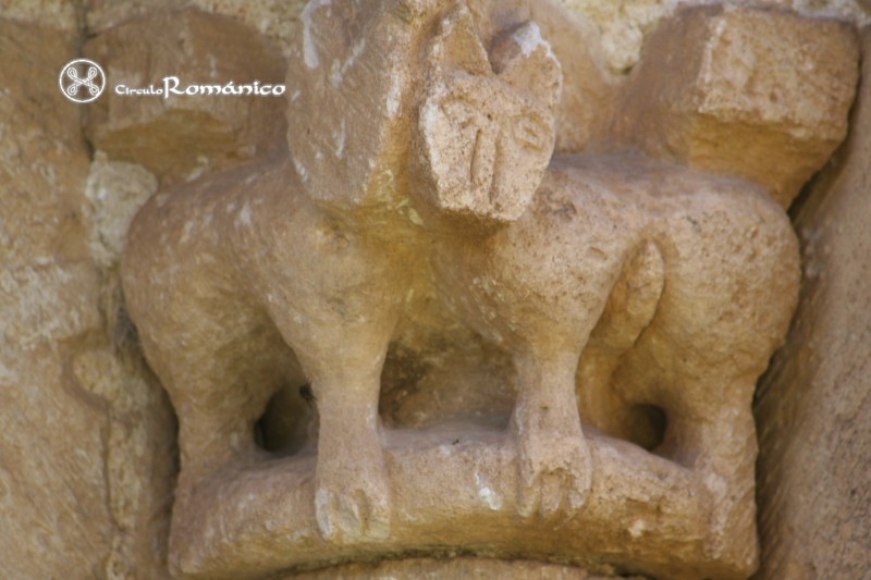 San Miguel de Cornezuelos. San Miguel. Capitel con cuadrupedos