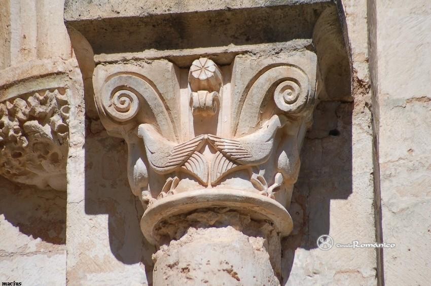 San Pedro de Arlanza (Hortigüela). San Pedro. Capitel con aves