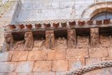 San Quirico. San Quirce. Canecillos con el Pecado Original y metopas con escena de lucha