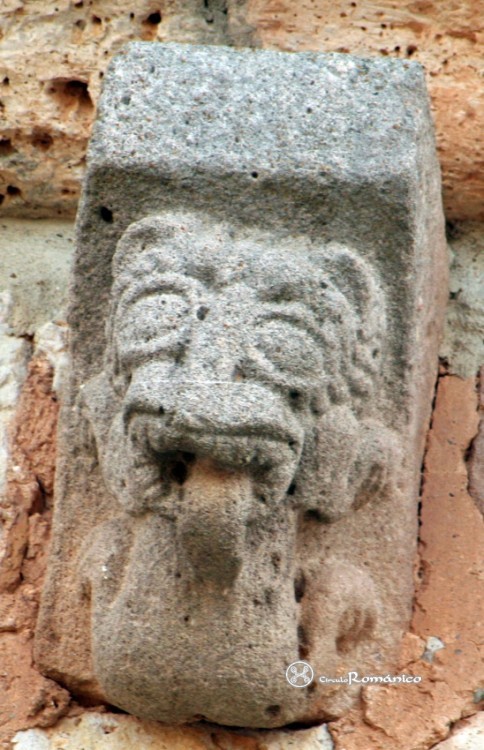 Sandoval de la Reina. San Pedro. Canecillo con personaje monstruoso