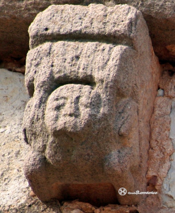Sandoval de la Reina. San Pedro. Canecillo con personaje con barril