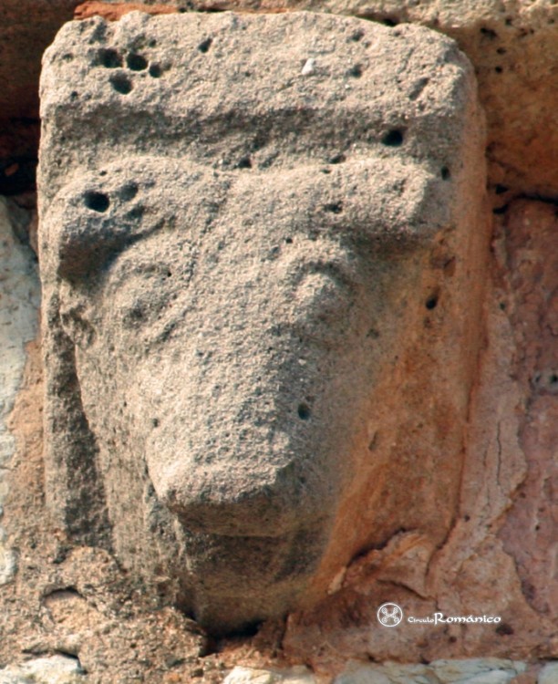 Sandoval de la Reina. San Pedro. Canecillo con cabeza de toro