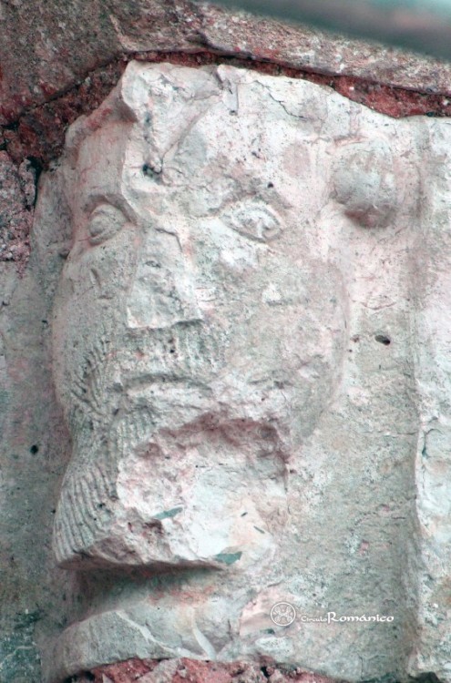 Sotresgudo. San Cristobal. Capitel con personaje barbado