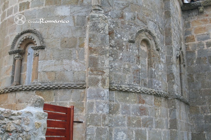 Tabliega. San Andres. Vanos del abside