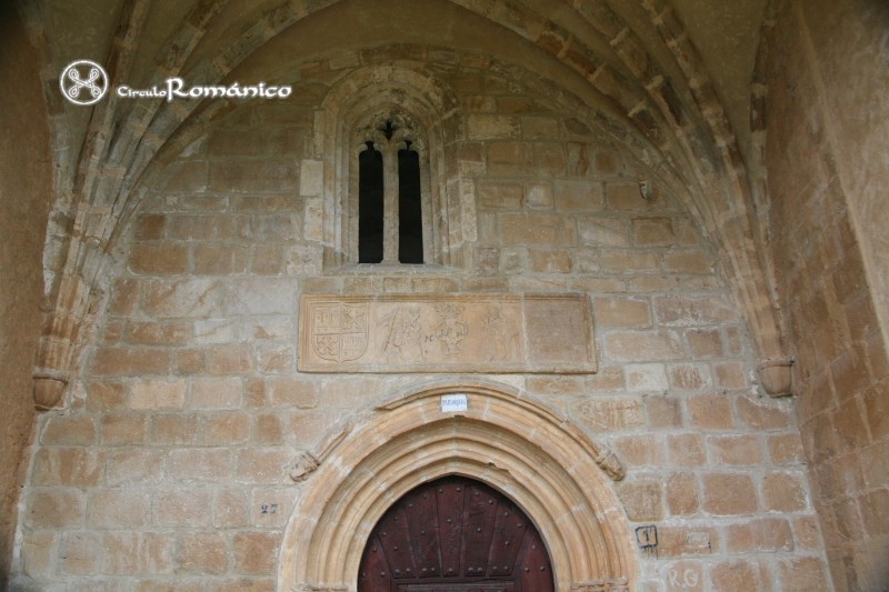 Tabliega. San Andres. Entrada al templo