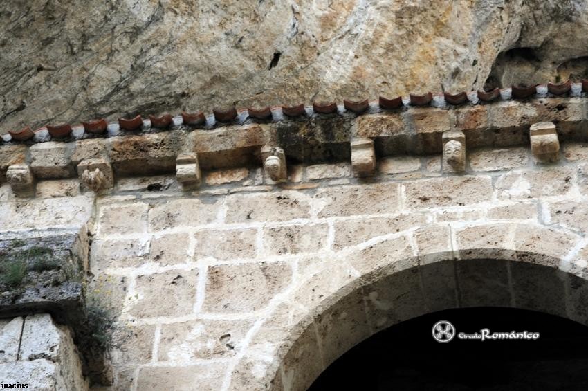 Tobera. Santa María de la Hoz. Canecillos geométricos y figurados