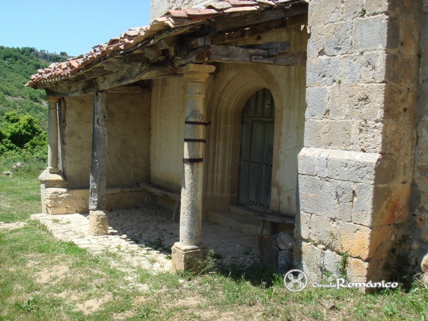 Valdeajos. San Cristobal Martir.Portada cobijada por pórtico