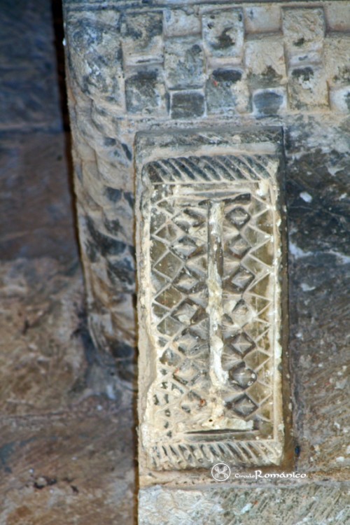 Valdenoceda. San Miguel Arcángel. Canecillo del tejaroz con decoración geométrica