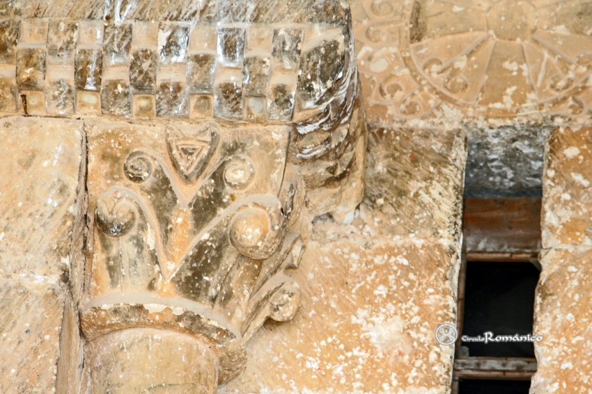 Valdenoceda. San Miguel Arcángel. Detalle del capitel vegetal