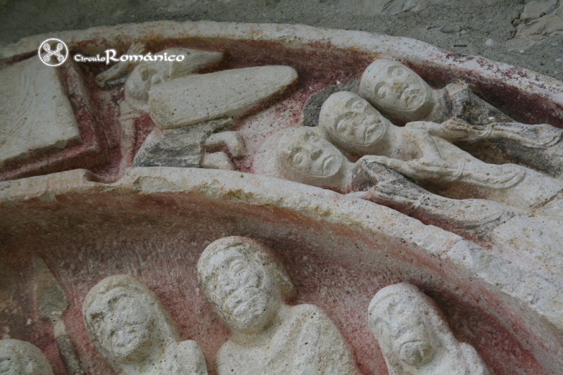 Vigo, El. San Pedro. Detalle de las tres Marias en la arquivolta