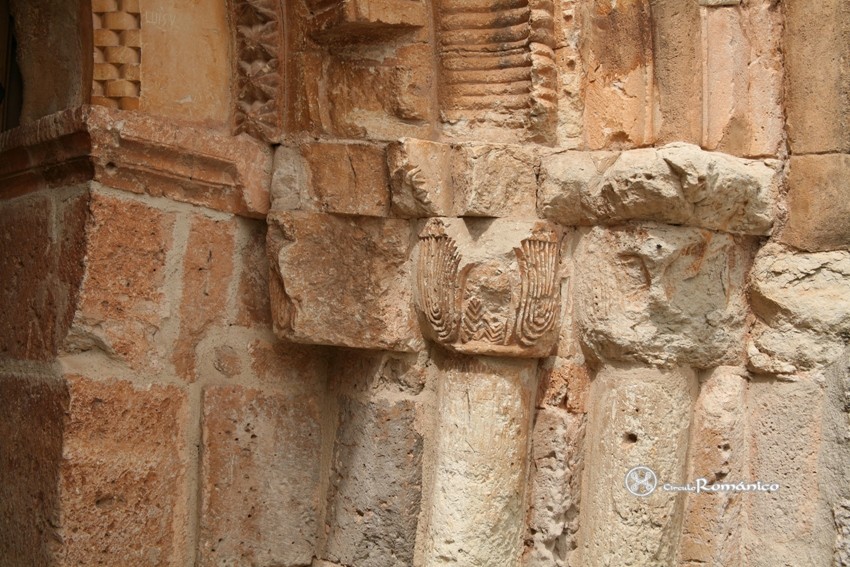 Villadiego. San Lorenzo. Restos de los capiteles del lado derecho