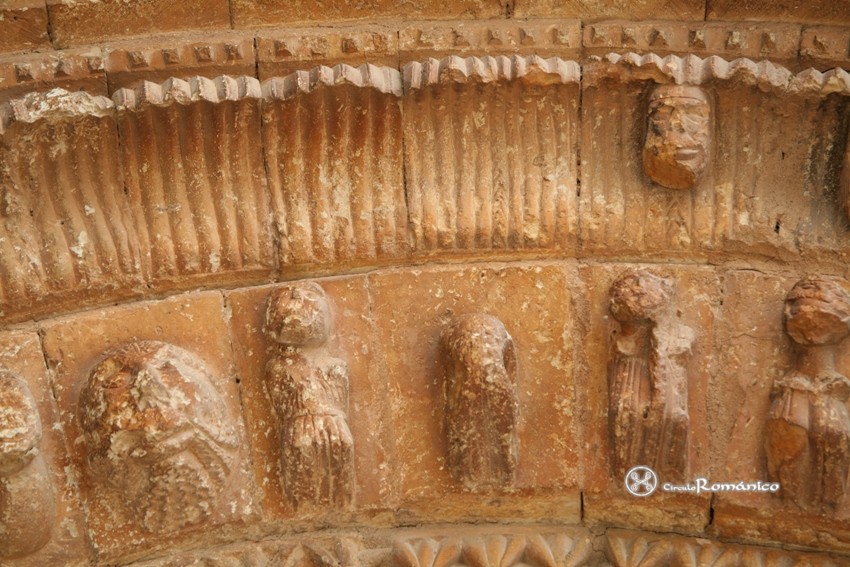 Villadiego. San Lorenzo. Detalle de las arquivoltas
