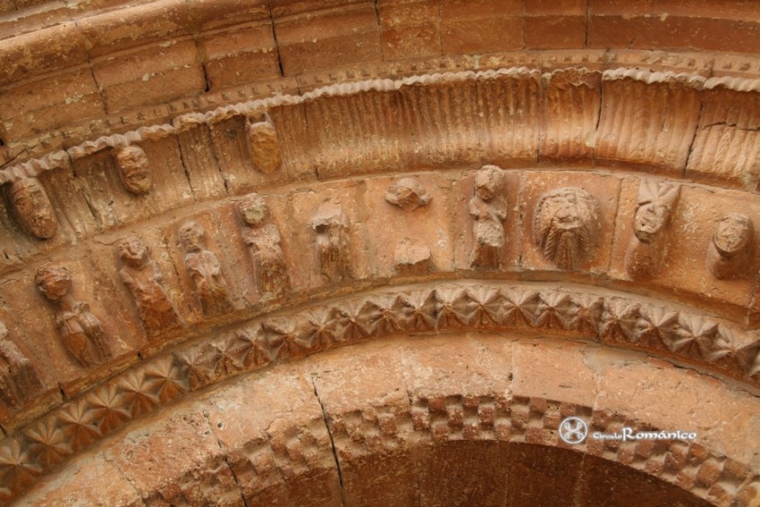 Villadiego. San Lorenzo. Detalle de las arquivoltas