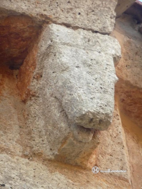 Villanoño. San Julian. Canecillo con cabeza de animal
