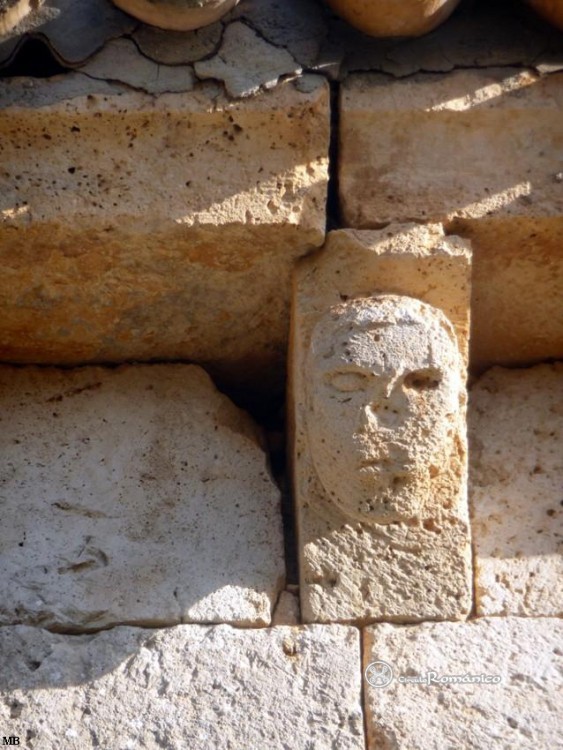 Villanoño. San Julian. Canecillo con rostro masculino