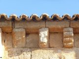 Villanoño. San Julian. Canecillos de rollos y desfigurados
