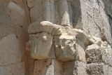 Villaute. San Martin. Capiteles del lado derecho: uno de ellos vegetal