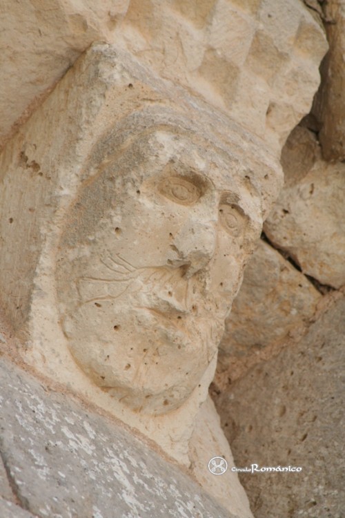 Villaute. San Martin. Canecillo con cara masculina