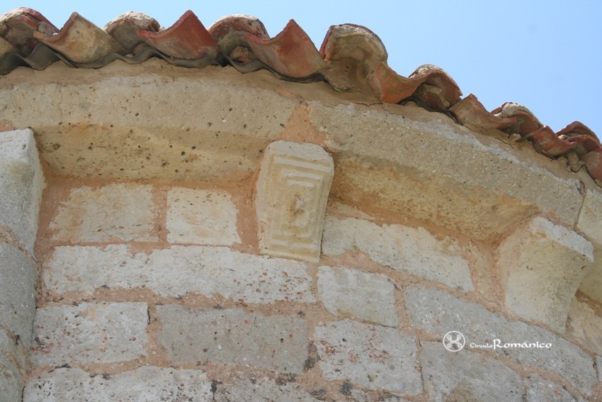 Villaute. San Martin. Canecillos geométricos del ábside sur