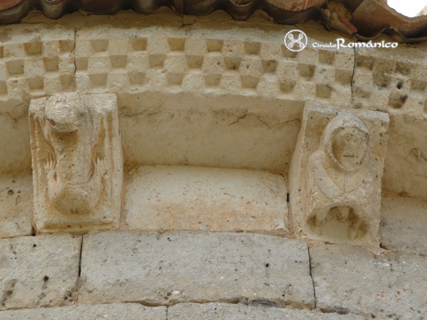 Villaute. San Martin. Canecillo erótico y león