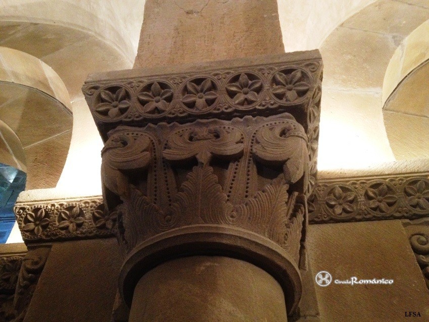 Arbas del Puerto. Santa María. Capiteles vegetales