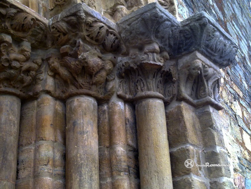 Villafranca del Bierzo. Santiago. Capiteles vegetales y zoomorfos