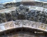 Villafranca del Bierzo. Santiago. Arquivoltas, detalle de Cristo bendiciente
