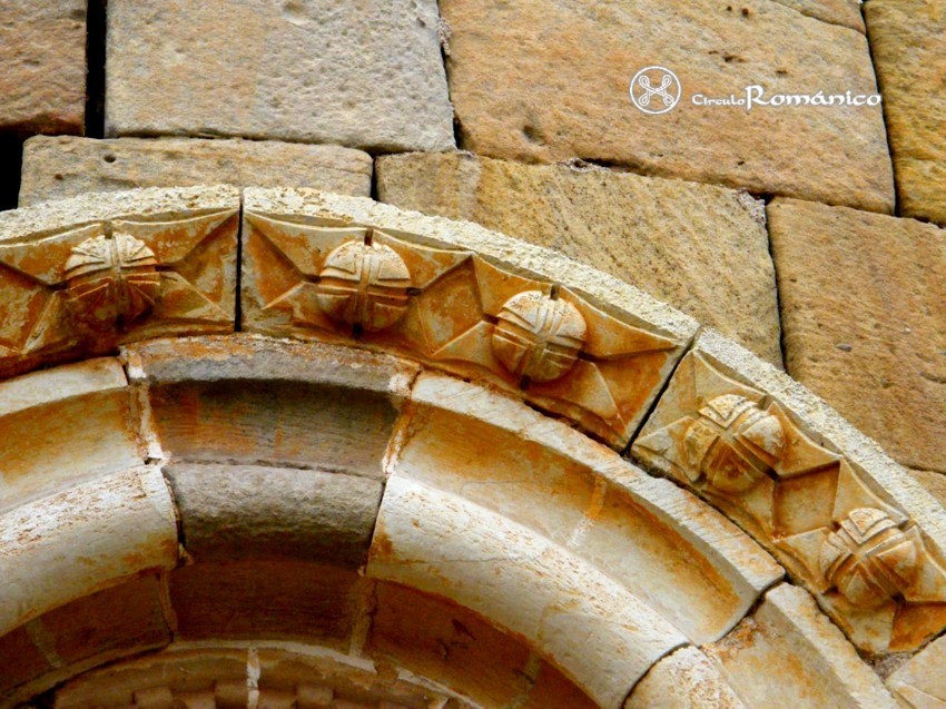 Barrio de Santa Maria. Santa Eulalia. Guardalluvias de boton