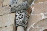 Cezura. Santiago Apostol. Capitel de arco de ventana, con aves afrontadas