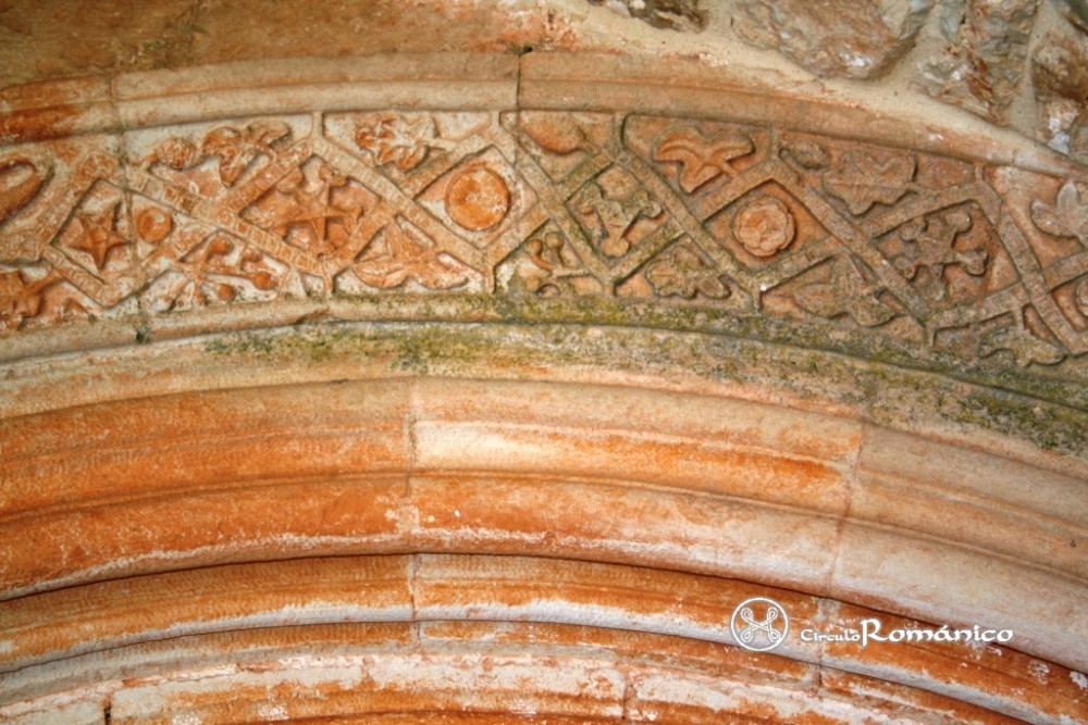 Loma de Castrejon. San Juan Bautista. Decoracion de la arquivolta exterior