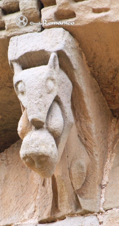 Matalbaniega. San Martin. Bestia devorando a hombre