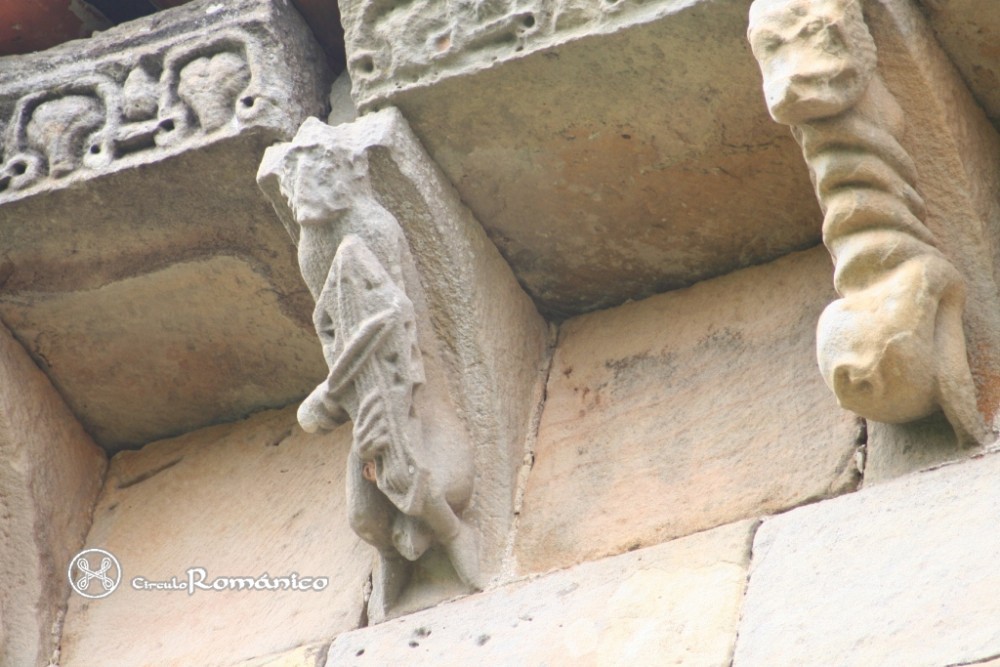 Matalbaniega. San Martin. Canecillo con musico