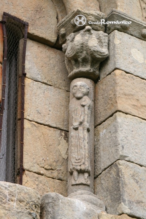 Matalbaniega. San Martin. Capitel y fuste de ventana