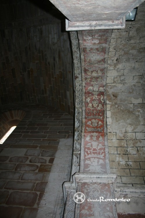 Mave. Monasterio de Santa Maria. Decoracion del intrados del arco