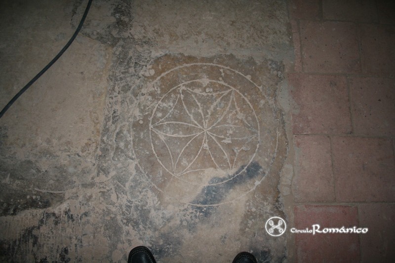 Mave. Monasterio de Santa Maria. Roseta en el suelo