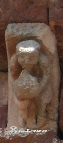 Mave. Monasterio de Santa Maria. Detalle de canecillo con musico