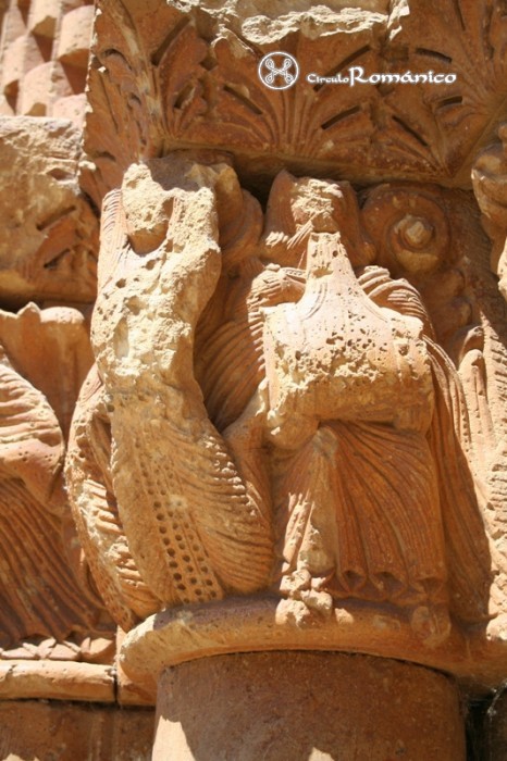 Moarves de Ojeda. San Juan Bautista. Capitel con musicos y sirena