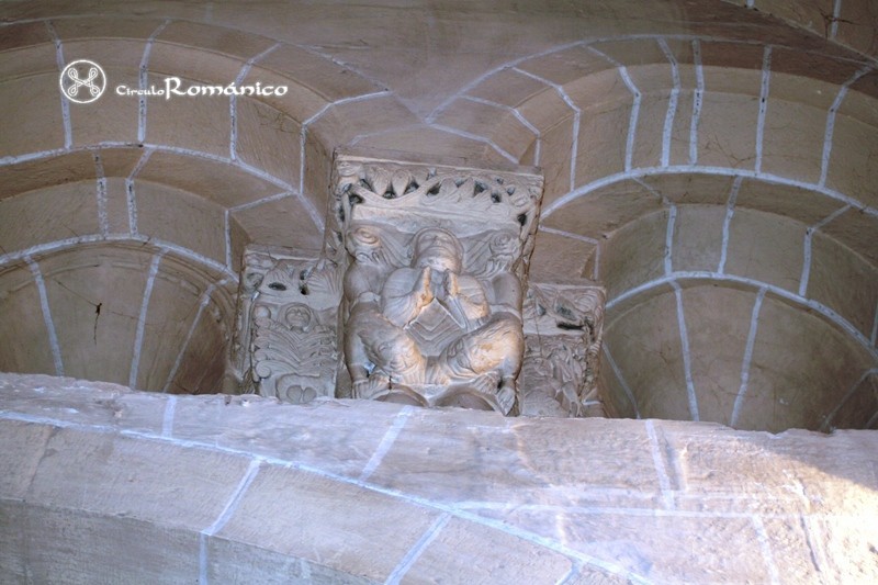 Nogales de Pisuerga.San Juan Bautista.Capitel de Daniel entre los leones