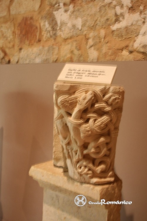 Olmos de Ojeda. Santa Eufemia. Capitel con cuadrupedo entre follaje