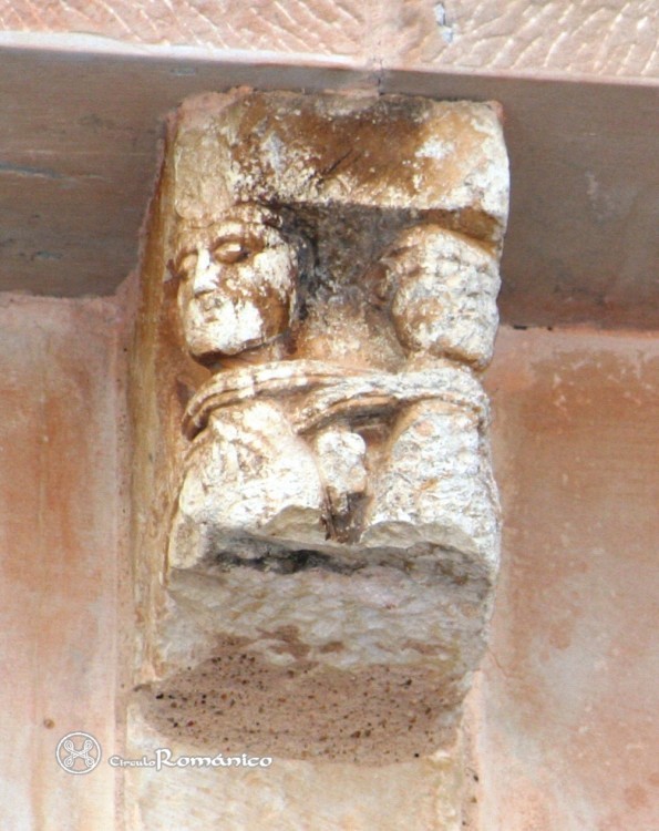 Pozancos. San Salvador. Canecillo con personajes atados