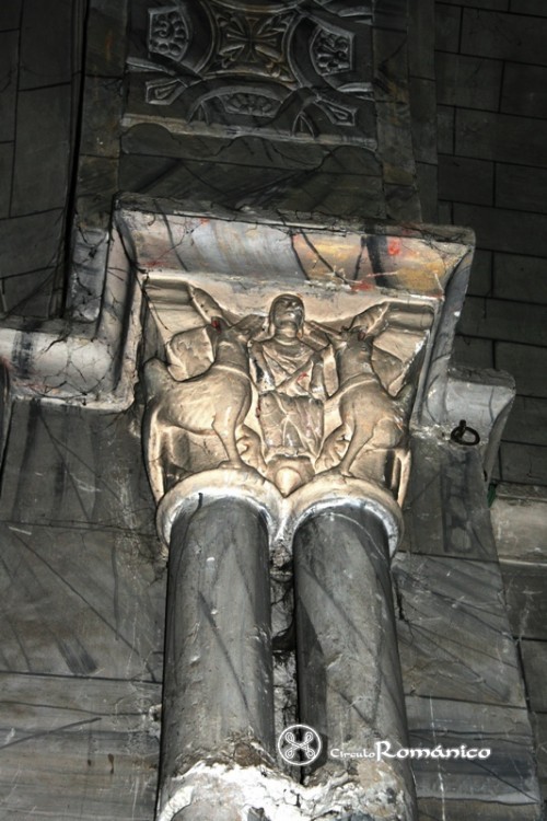 Revilla de Collazos. San Andres. Capitel del lado del evangelio del arco triunfal: Ascension de Alejandro
