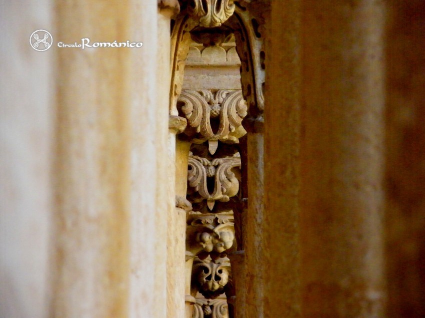 San Andres del Arroyo. Monasterio. Vista de los capiteles entre las columnas pareadas