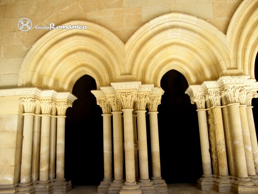 San Andres del Arroyo. Monasterio. Detalle de vanos