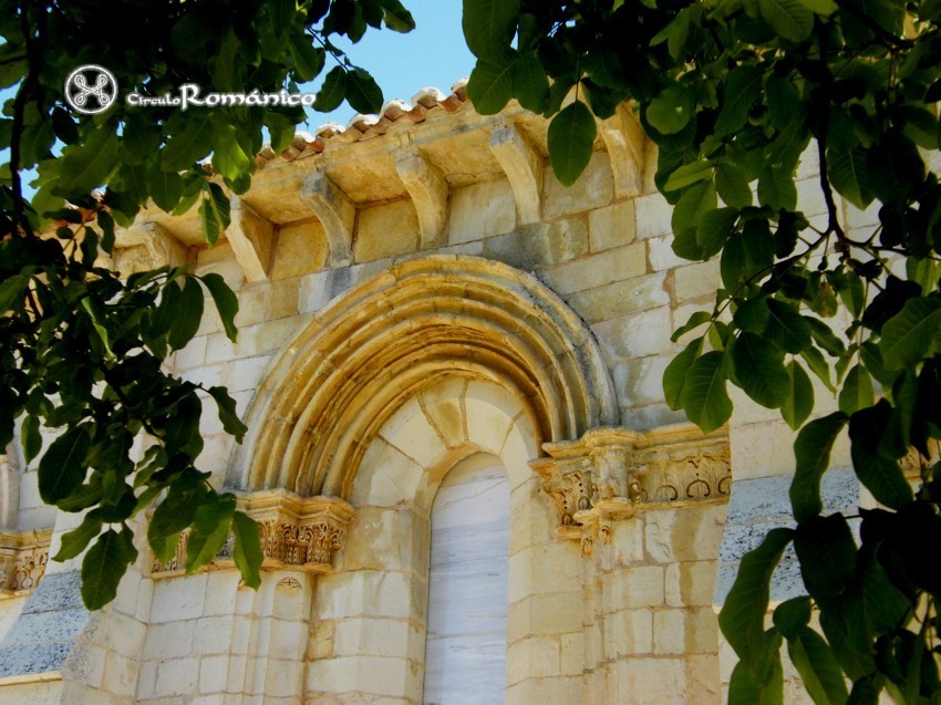 San Andres del Arroyo. Monasterio. Vano de portico